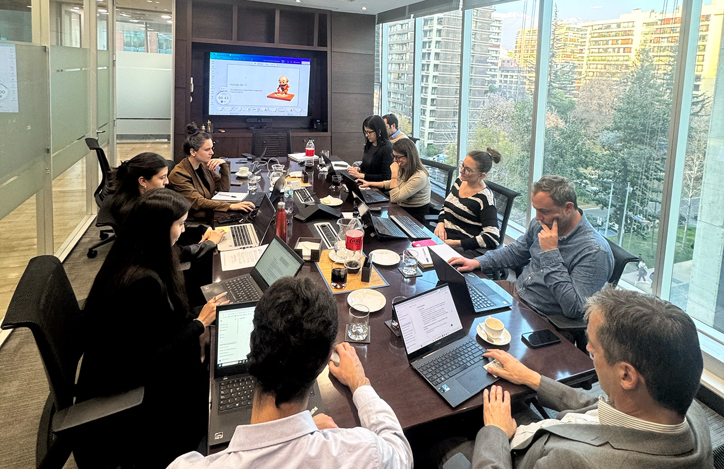 Taller de IA para empresas - Equipo trabajando con ChatGPT